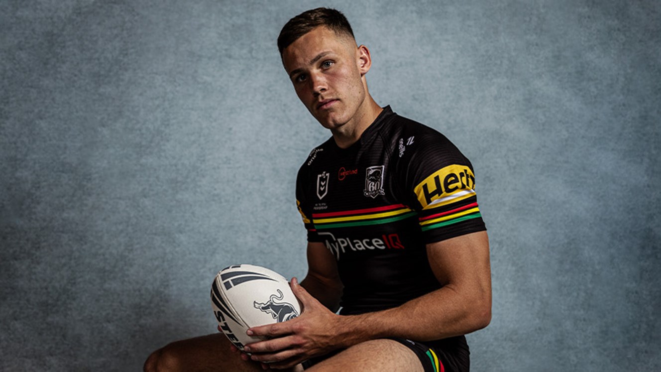 Panthers extend Billy Phillips