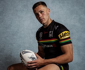 Panthers extend Billy Phillips