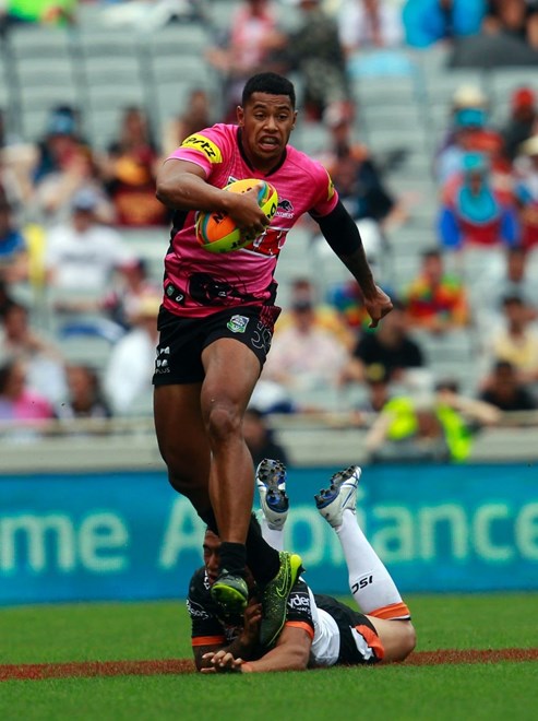 A great run down the line. :           Panthers v Tigers, 2016 Downer NRL Auckland Nines at Mt Smart Stadium, Saturday 6th February 2016. Digital image by Shane Wenzlick, copyright nrlphotos.com