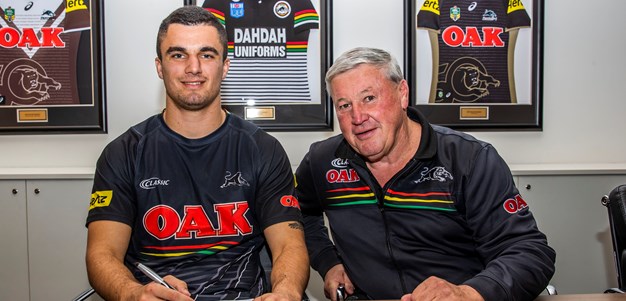 Aekins re-signs with Panthers